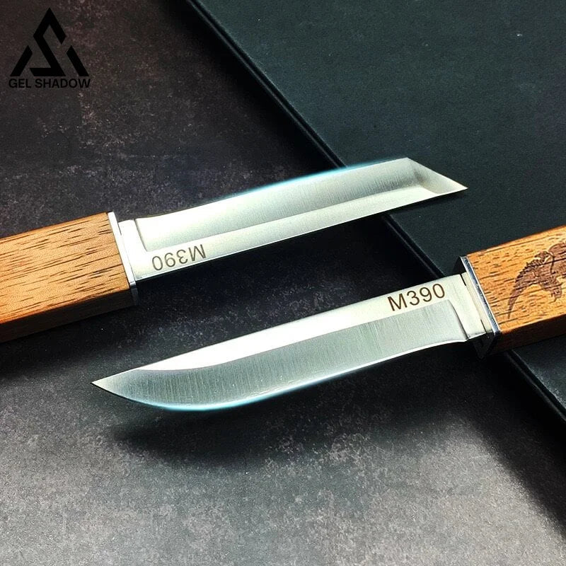 Exquisites gemustertes Messerset mit Holzgriff