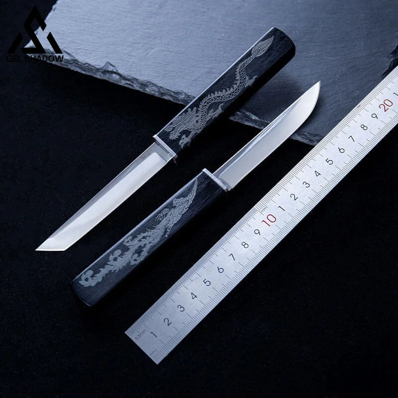 Exquisites gemustertes Messerset mit Holzgriff