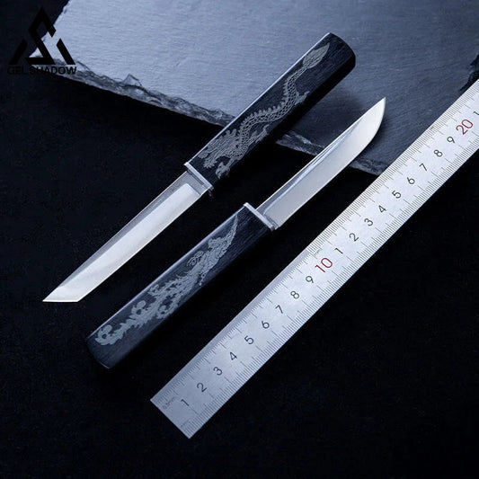 Exquisites gemustertes Messerset mit Holzgriff